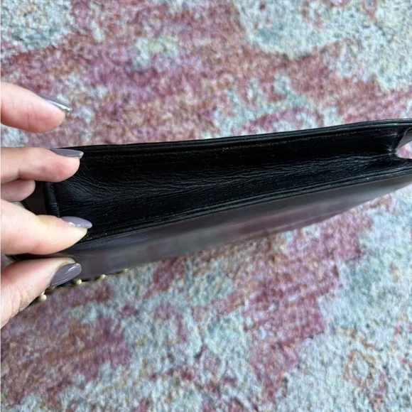 Vintage bag with a chain strap. - Picture 5 of 11